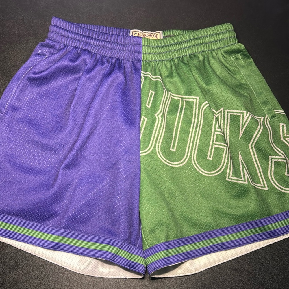 Women's Mitchell & Ness HWC Big Face 5.0 Milwaukee Bucks Shorts size small